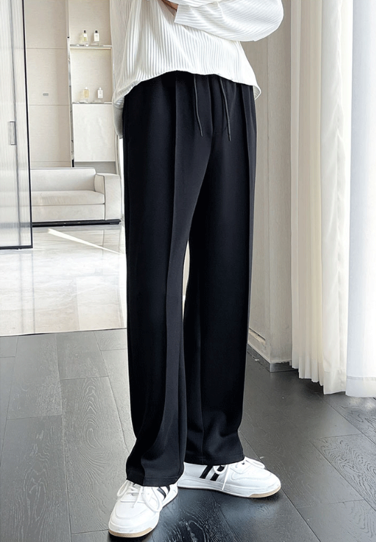 Trendy mid-line sweatpants