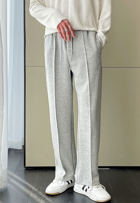 Trendy mid-line sweatpants